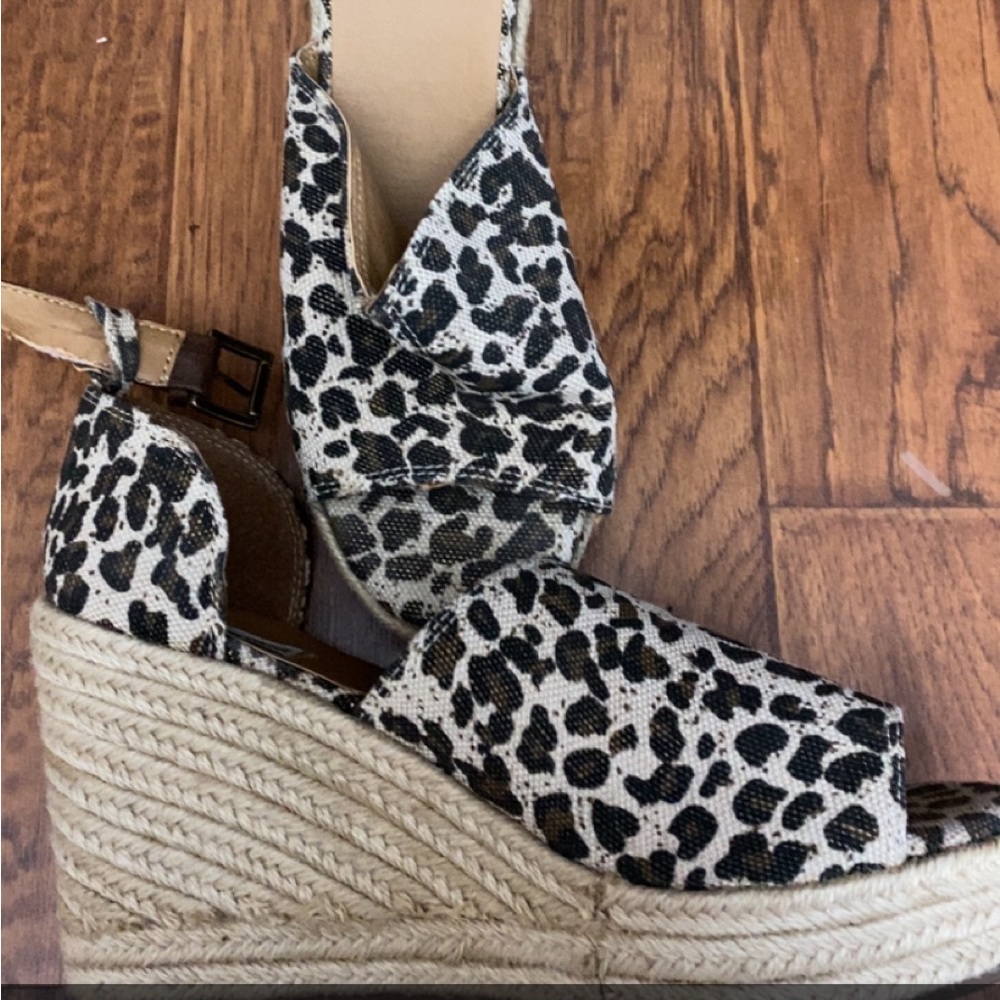 Adorable wedges sz 9.5